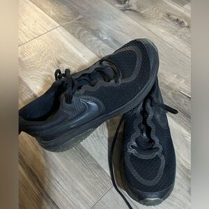 Men's Black Athletic Shoes 4Y